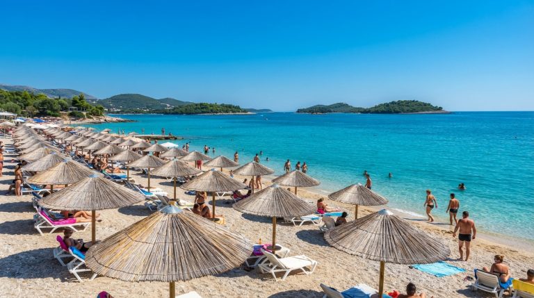Na tym obrazie widać słoneczną, malowniczą plażę w Ksamiliu